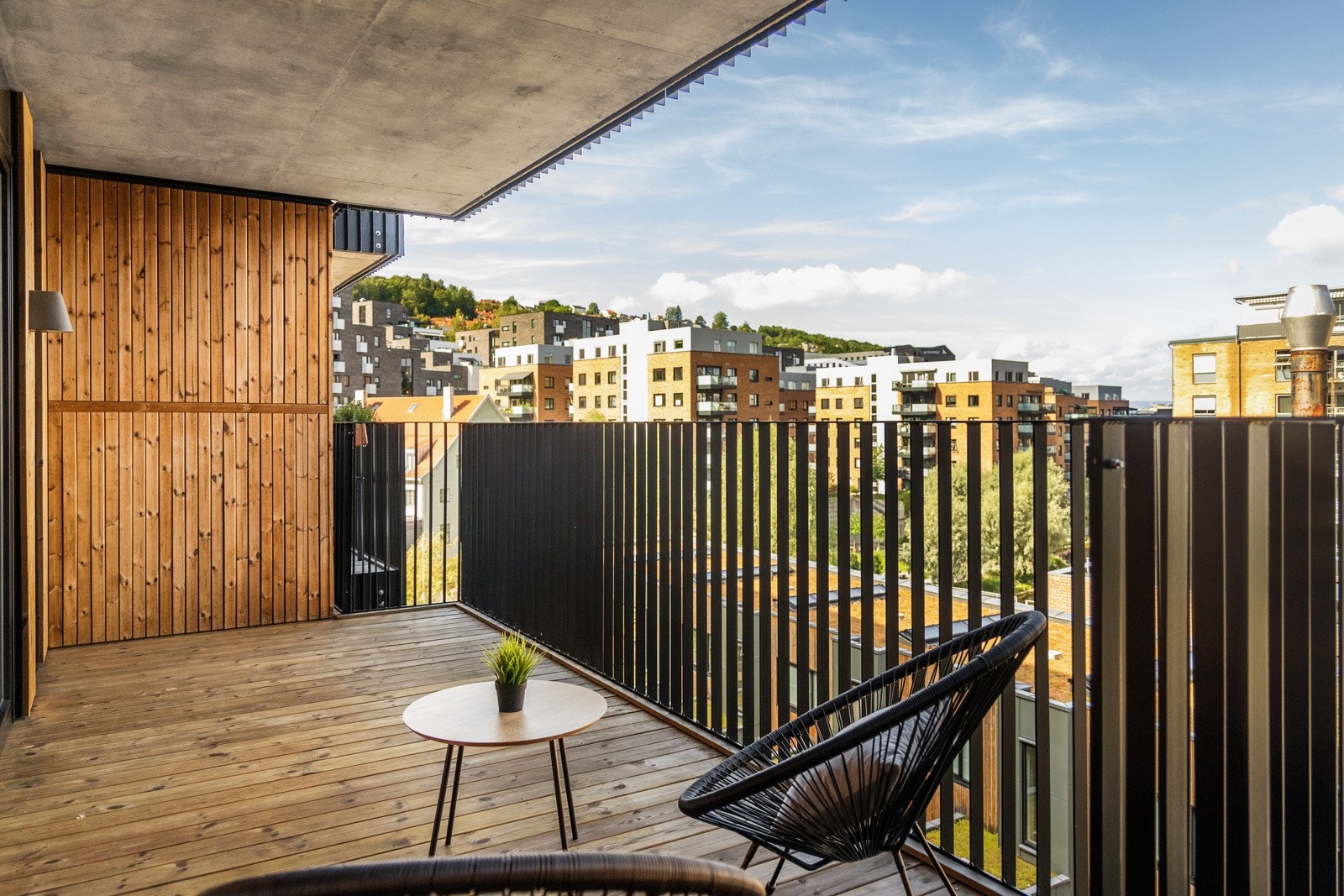 Det er installert strøm utendørs, samt belysning. Galleribilde