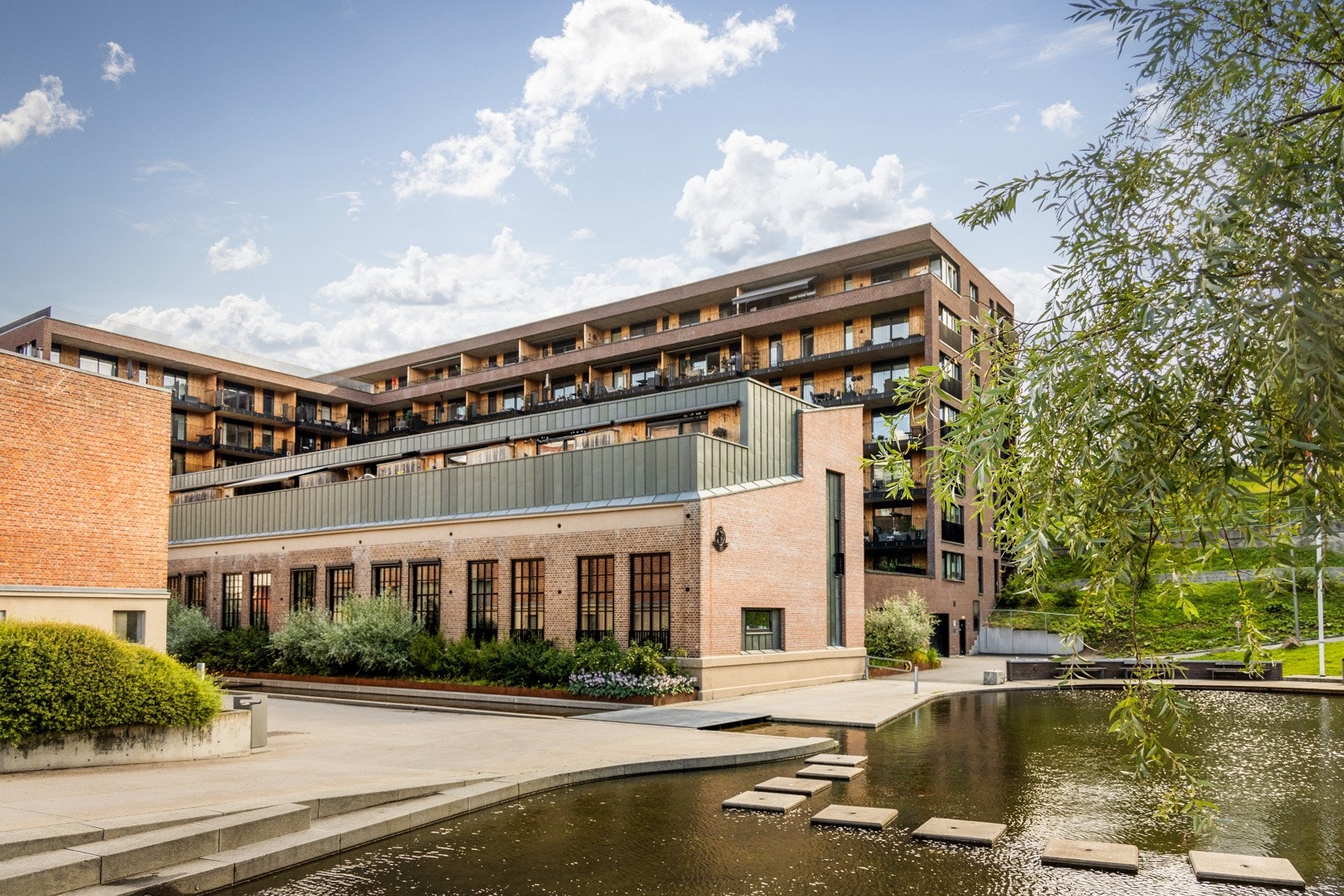 Fasade Turbinveien 36 - 56. I Kværnerbyen bor du i et sentrumsnært område med kort vei til offentlig transport og servicefasiliteter. Galleribilde