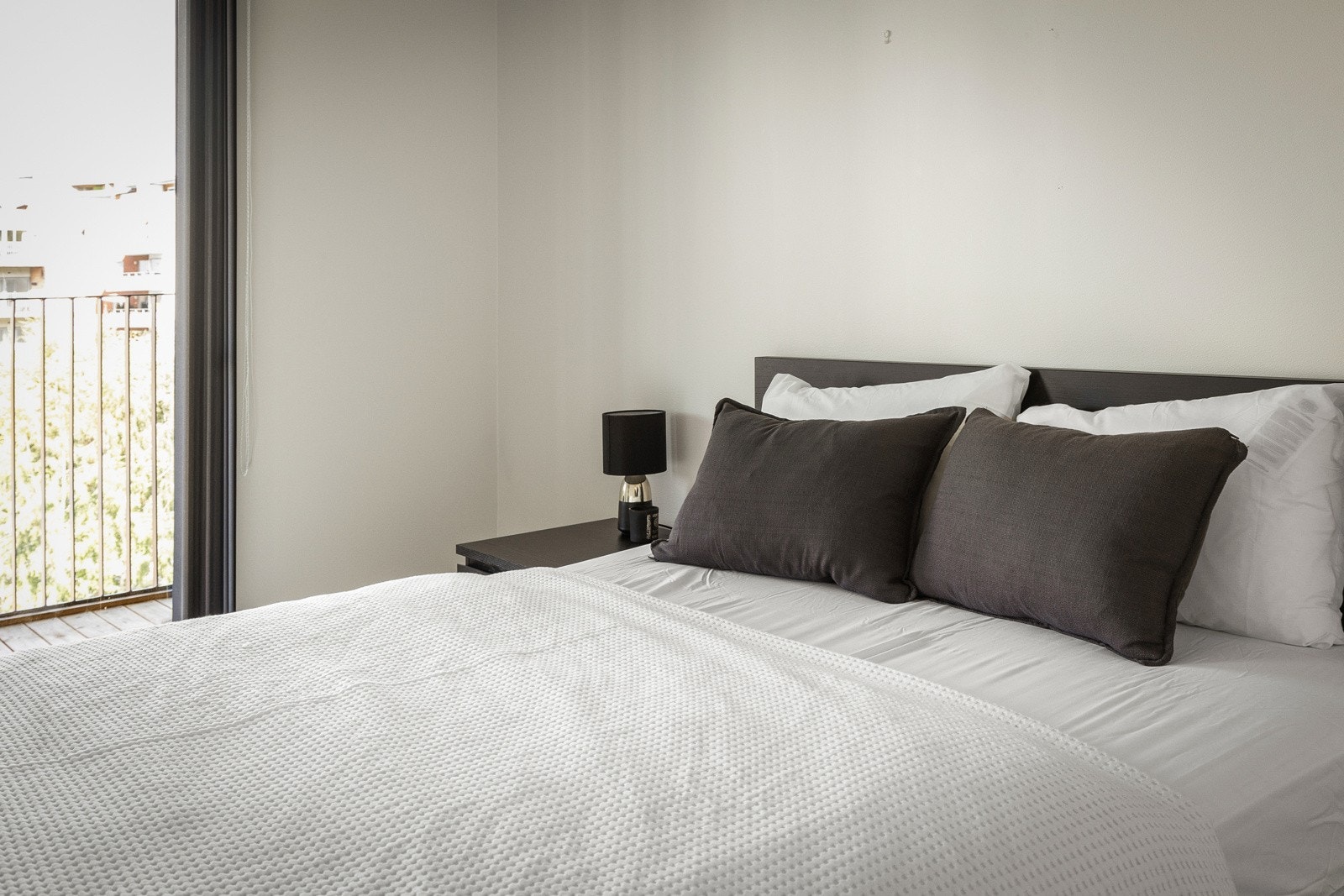 Soverom med plass til dobbeltseng og tilhørende nattbord. Galleribilde