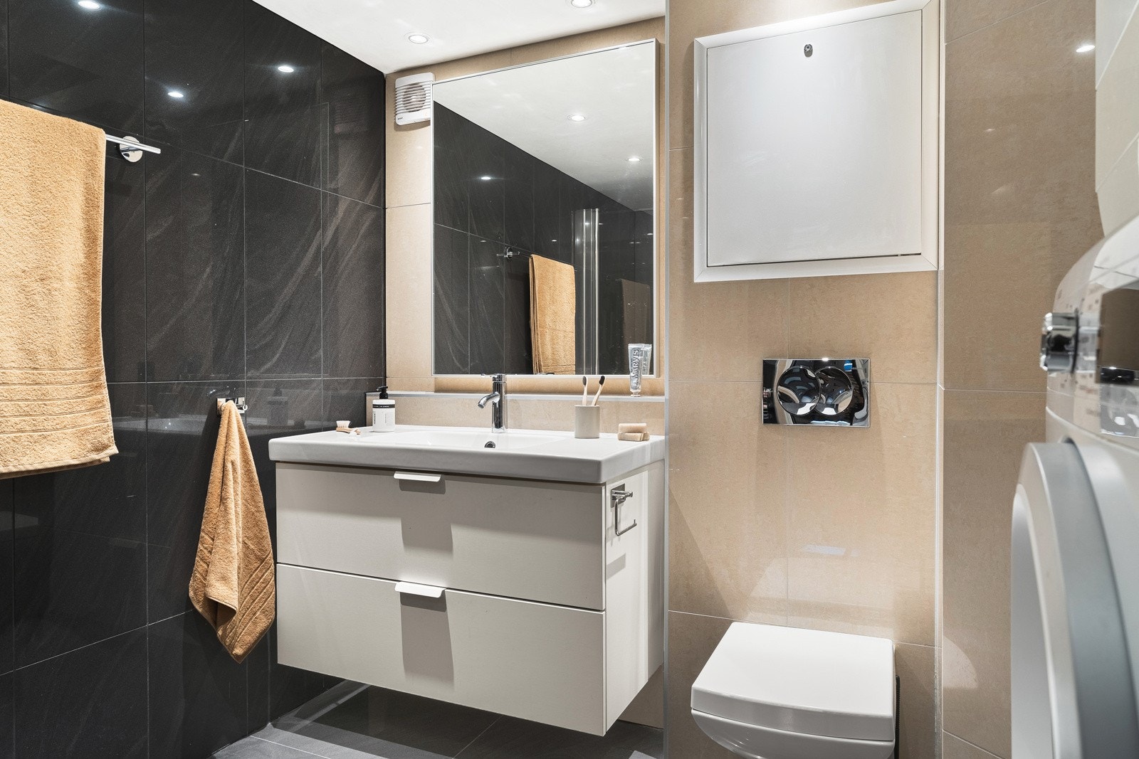 Badet er helfliset med varmekabler i gulv og er praktisk innredet. Galleribilde