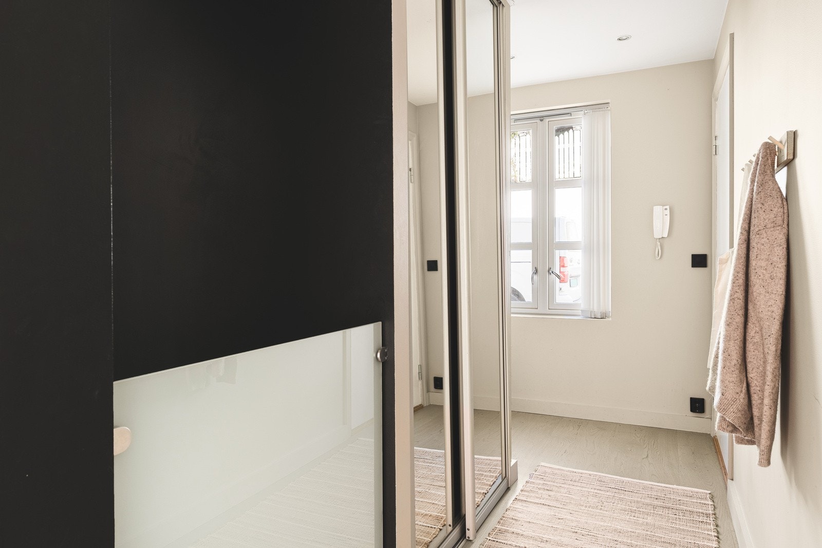 Velkommen inn! Det første som møter deg er en lys og trivelig entré med plass til å henge fra seg yttertøy og sko. Galleribilde