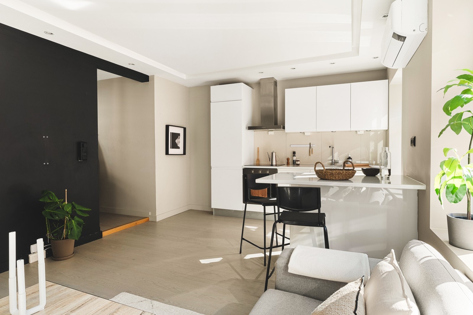 Her er det god plass til å innrede med både sofa- og spisegruppe. Galleribilde