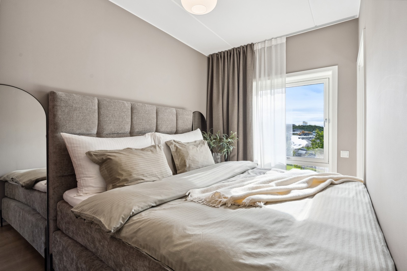 Soverom med skyvedører på hver side av sengen gjør rommet arealeffektiv Galleribilde