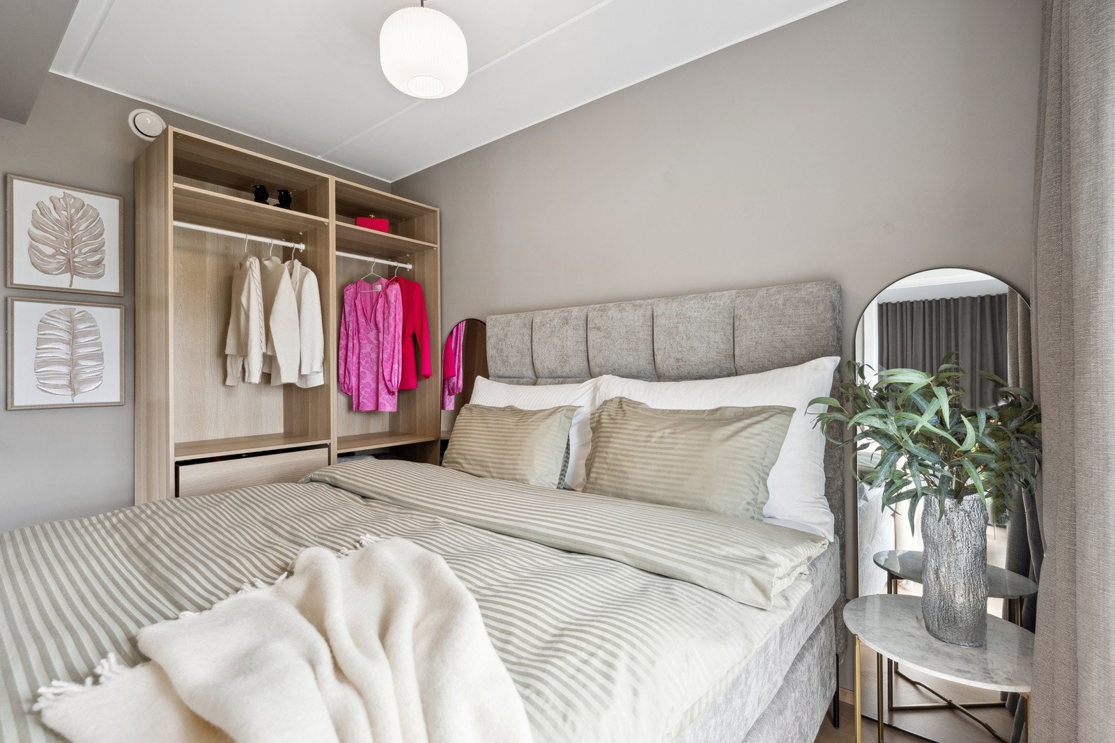 Pen og åpen garderobeløsning på soverommet Galleribilde