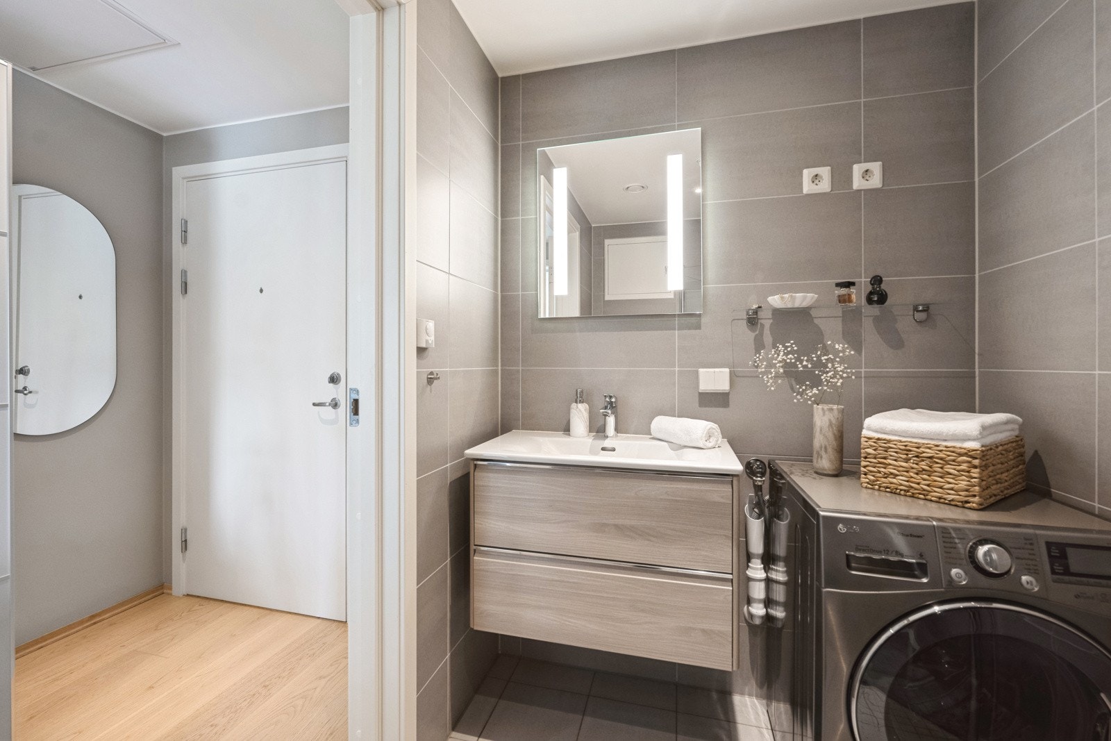 Delikat baderom med opplegg for vaskemaskin Galleribilde