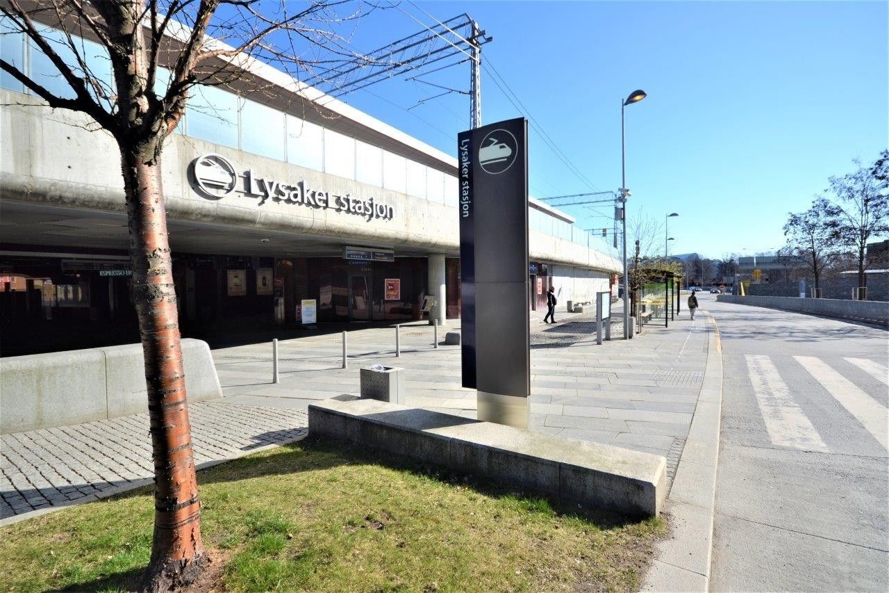 Det er få minutter til Lysaker Stasjon, med tog, flytog og buss Galleribilde
