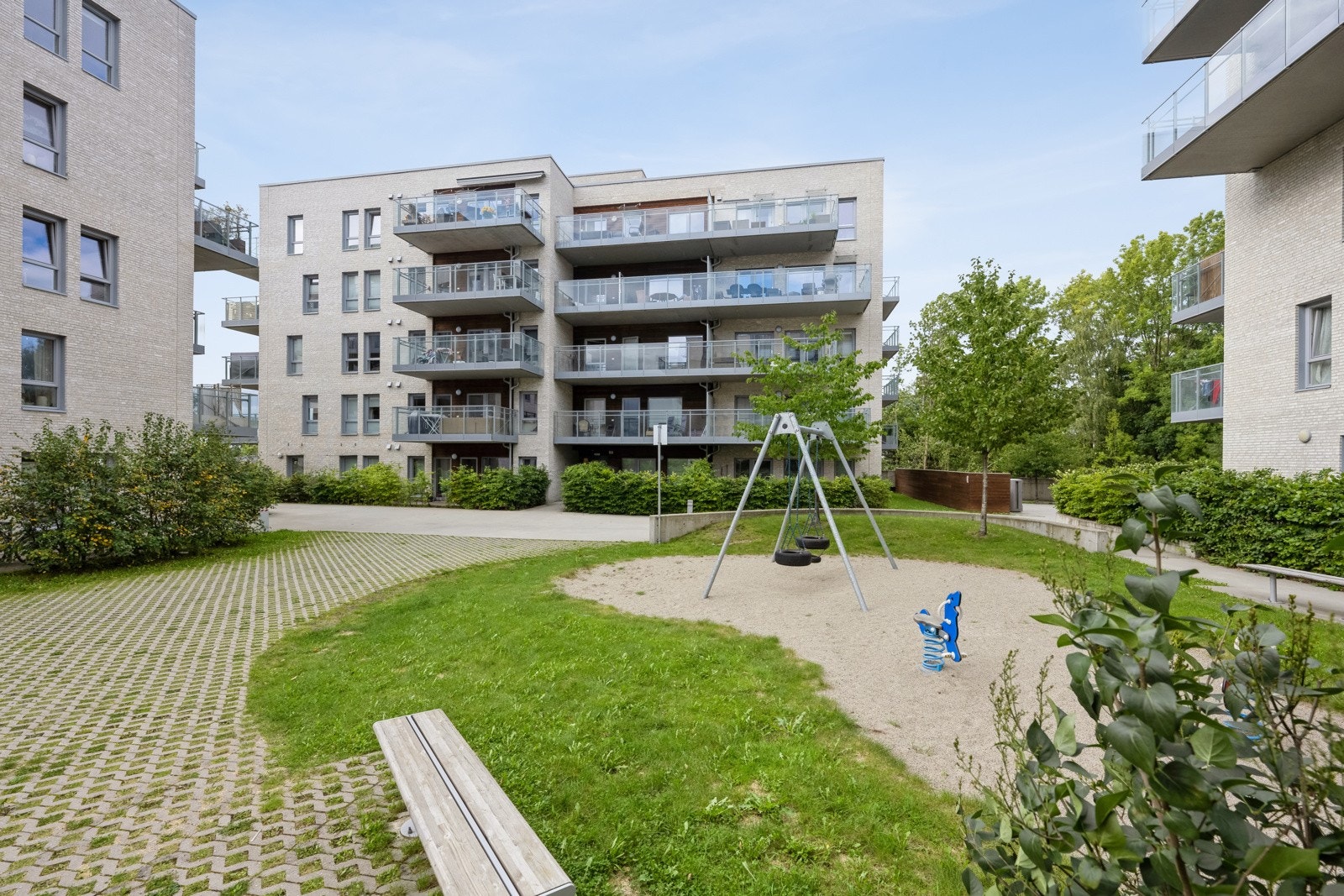 Fellesarelene er pent opparbeidet med blant annet lekeplass og treningsutstyr Galleribilde