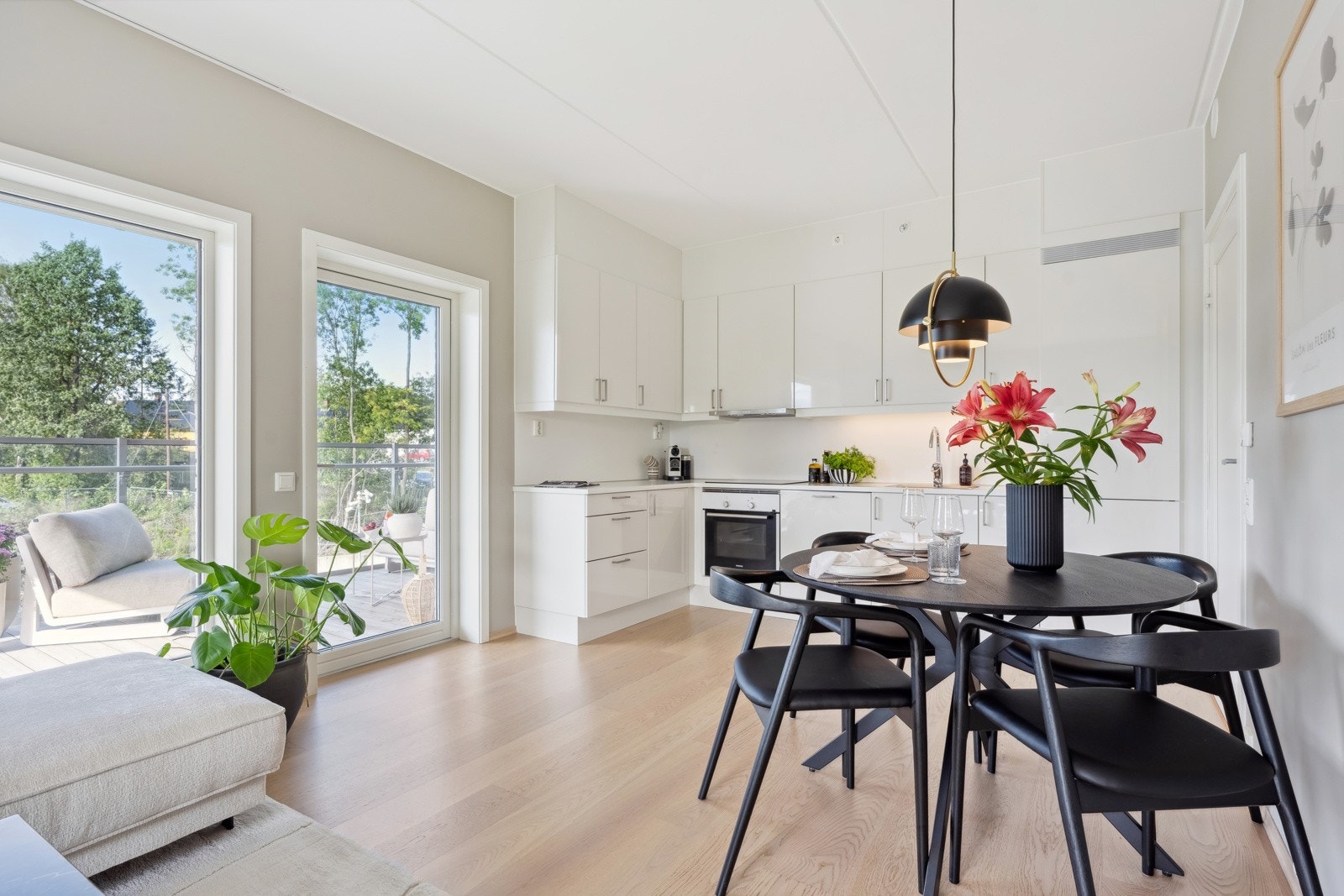 Utgang til balkongen på 18 kvm fra stue/kjøkken Galleribilde