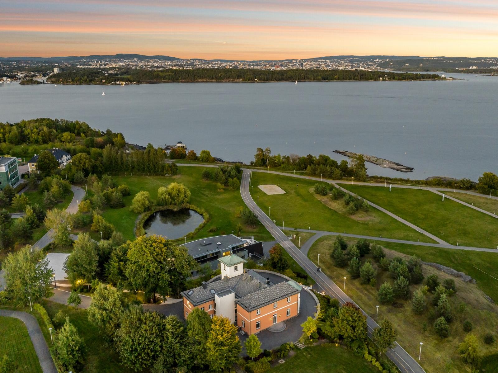 Kort vei til flotte friområder, badestrender og turnett Galleribilde