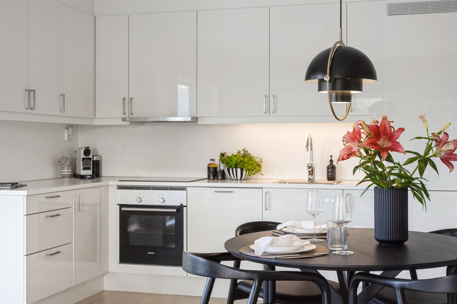 Gode lagringsmuligheter i kjøkkeninnredningen og mye benkeplass for hobbykokken Galleribilde