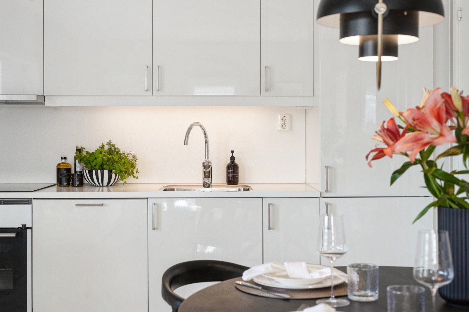 Selger fikk montert en ekstra lysskinne over kjøkkenbenk i 2023 Galleribilde