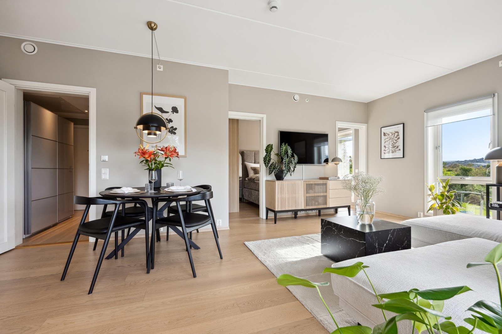 Romslig allrom med god møbleringsfrihet Galleribilde