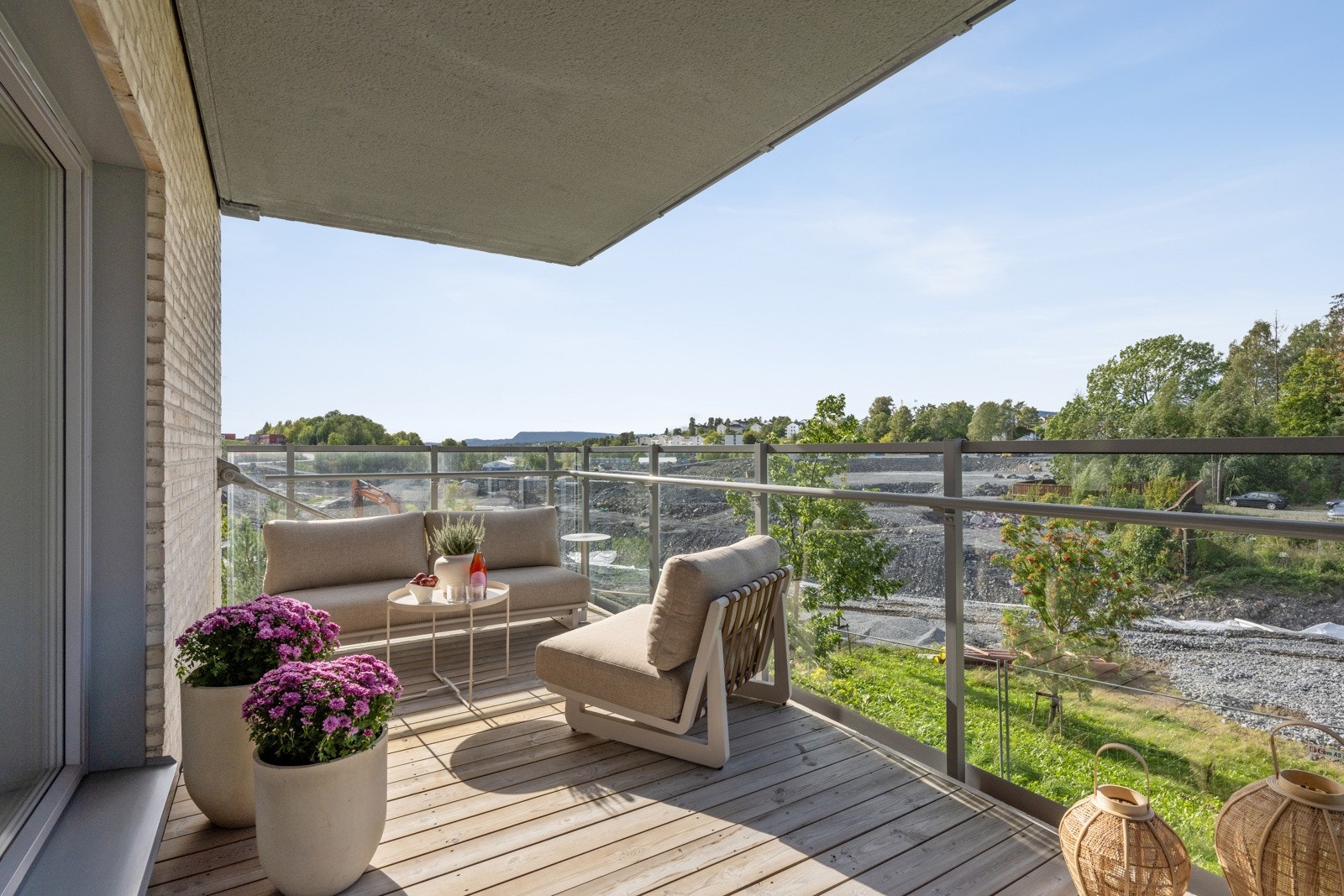 Solrik balkong på 18 kvm med utgang fra stuen Galleribilde