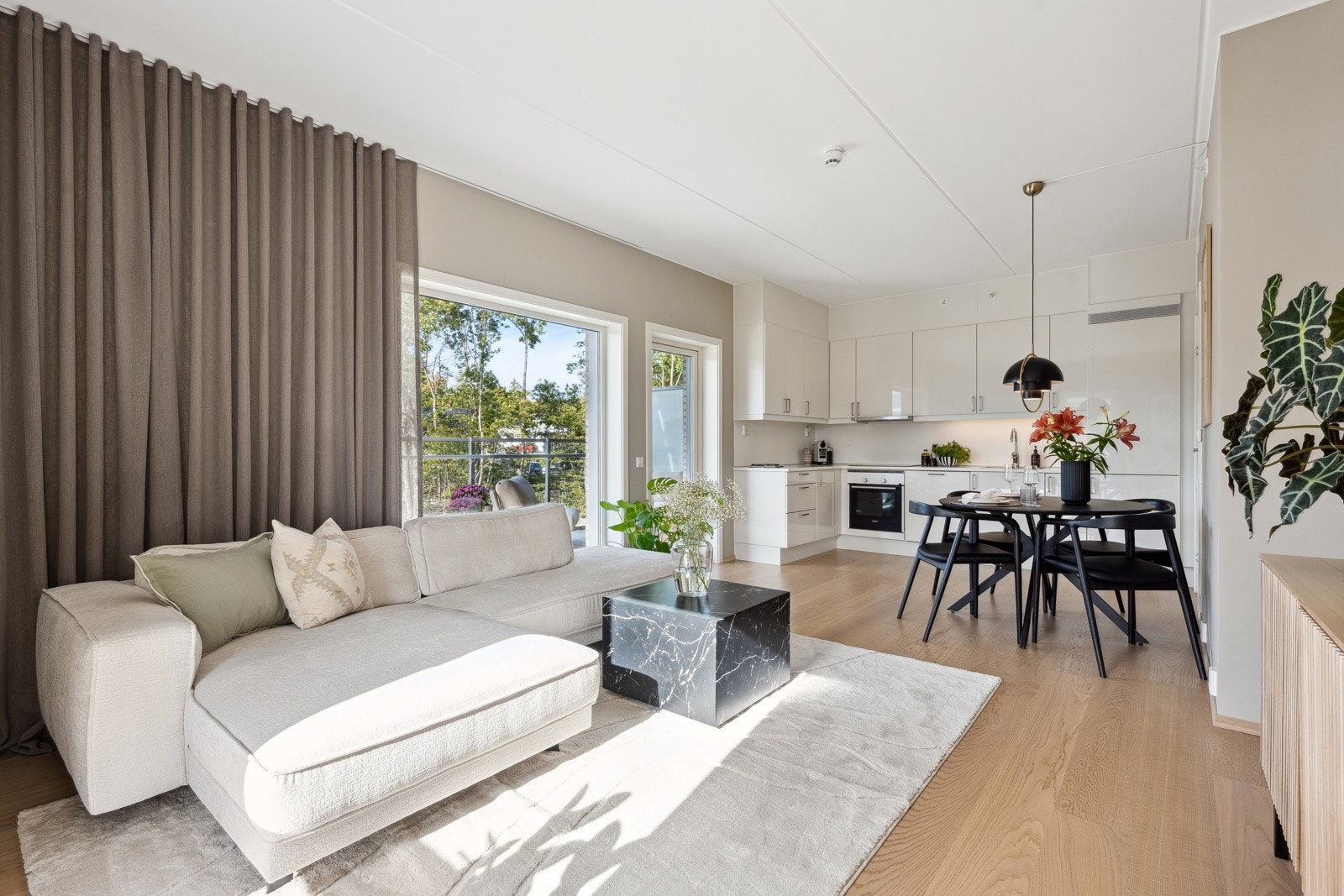 Stue og kjøkken utgjør et hyggelig allrom Galleribilde