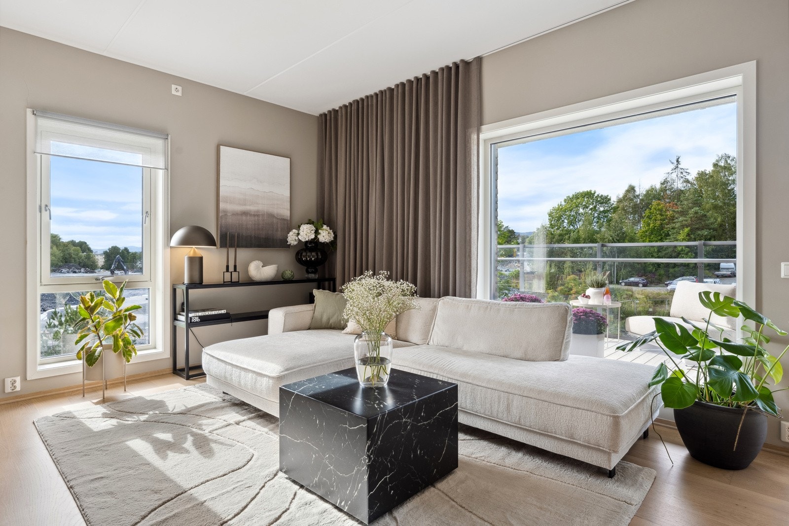 Vinduer i to himmelretninger gir flott lysspill innendørs Galleribilde