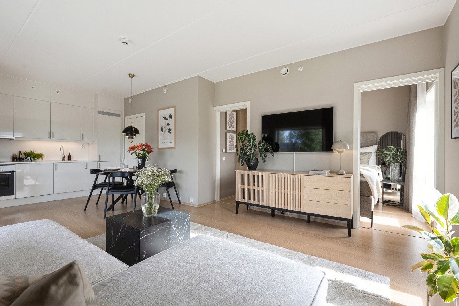 Alle vegger i gang, stue og soverom ble malt høsten 2021 Galleribilde