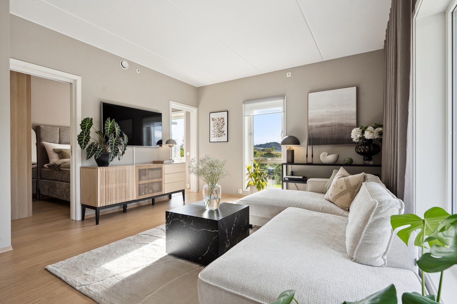 Stue med inngang(er) til soverommet Galleribilde