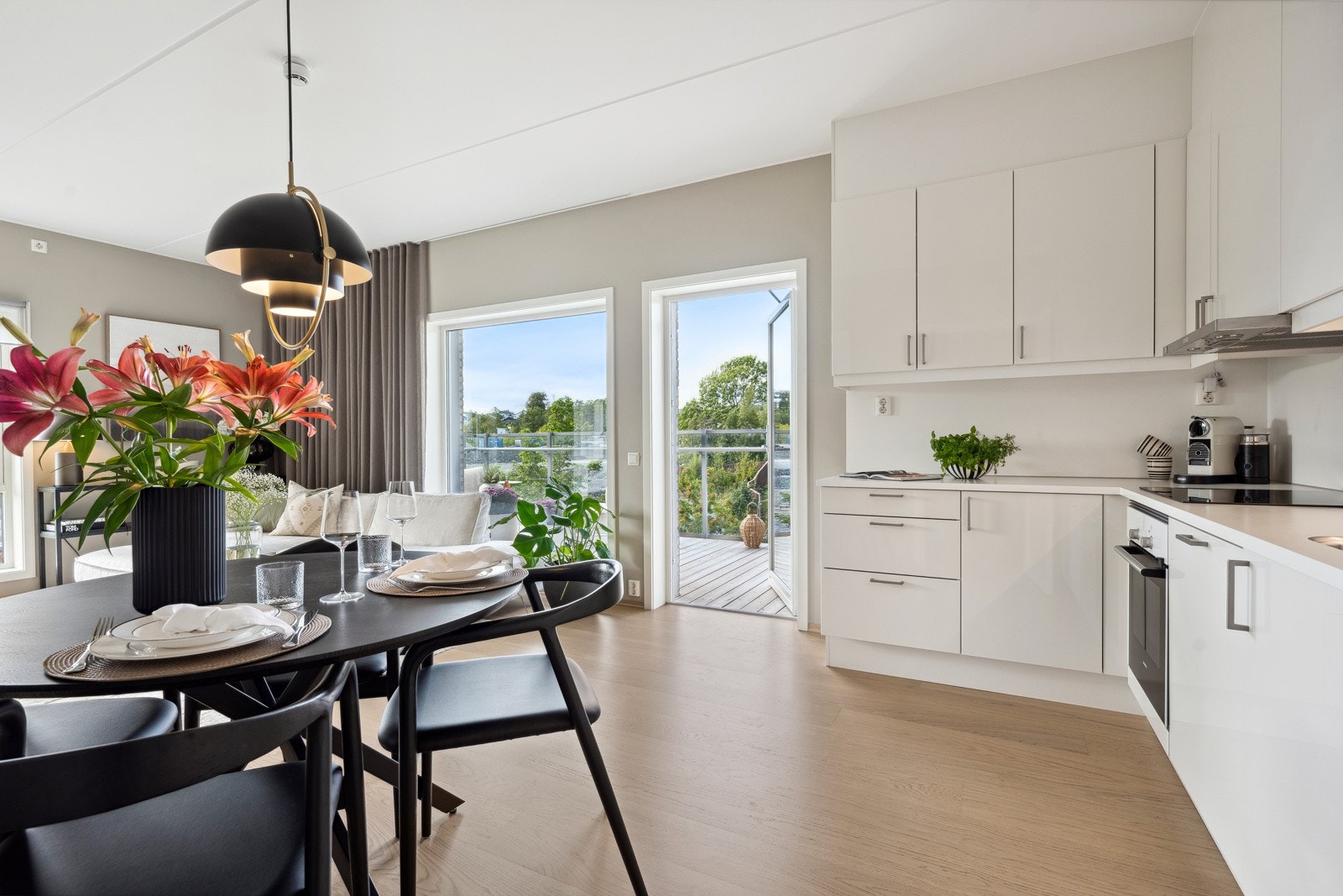 Moderne kjøkkeninnredning med integrerte hvitevarer Galleribilde