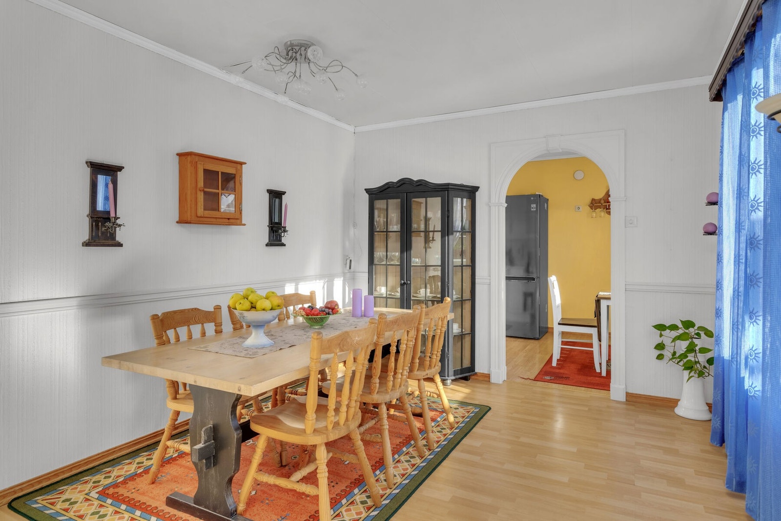 Del av stuen med inngang til kjøkkenet. Her er det god plass til spisebord. Galleribilde