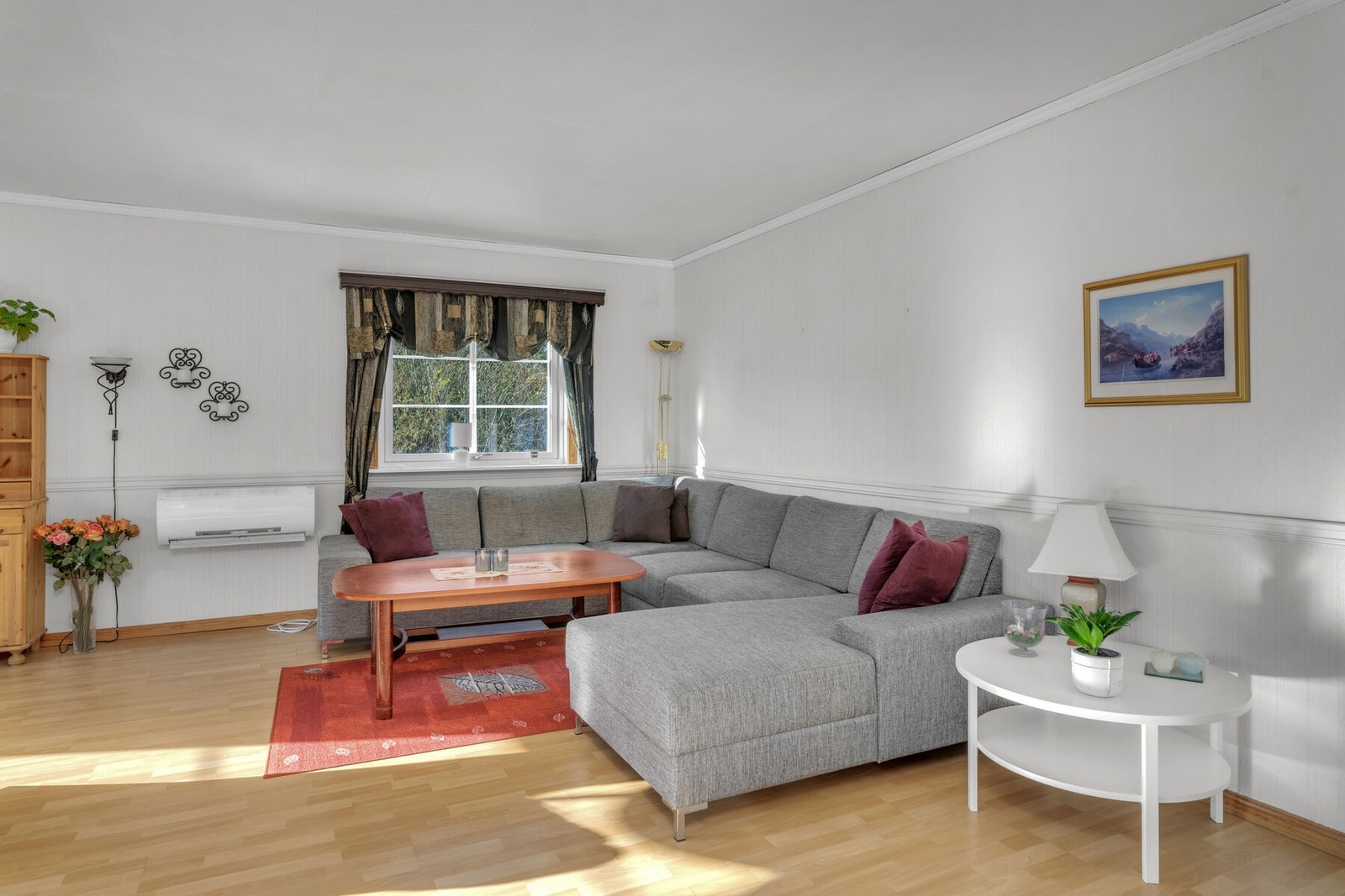 Stuen byr på gode møbleringsmuligheter. Galleribilde