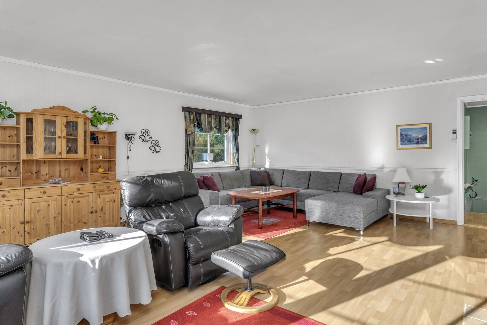 Fra gangen kommer du inn til en lys og romslig stue. Galleribilde