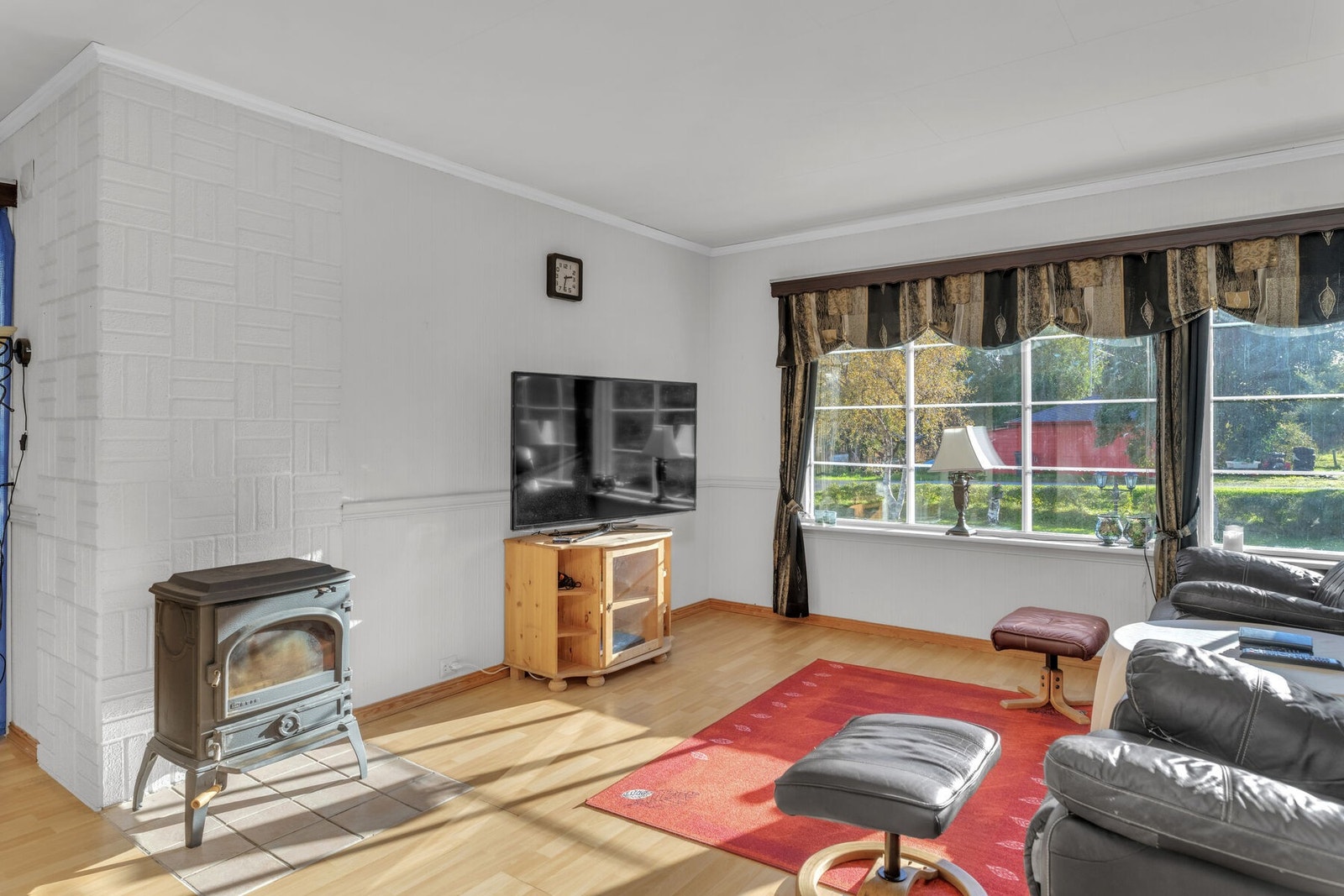 Boligen har oppvarming med vedfyring og flere varmepumper. Galleribilde