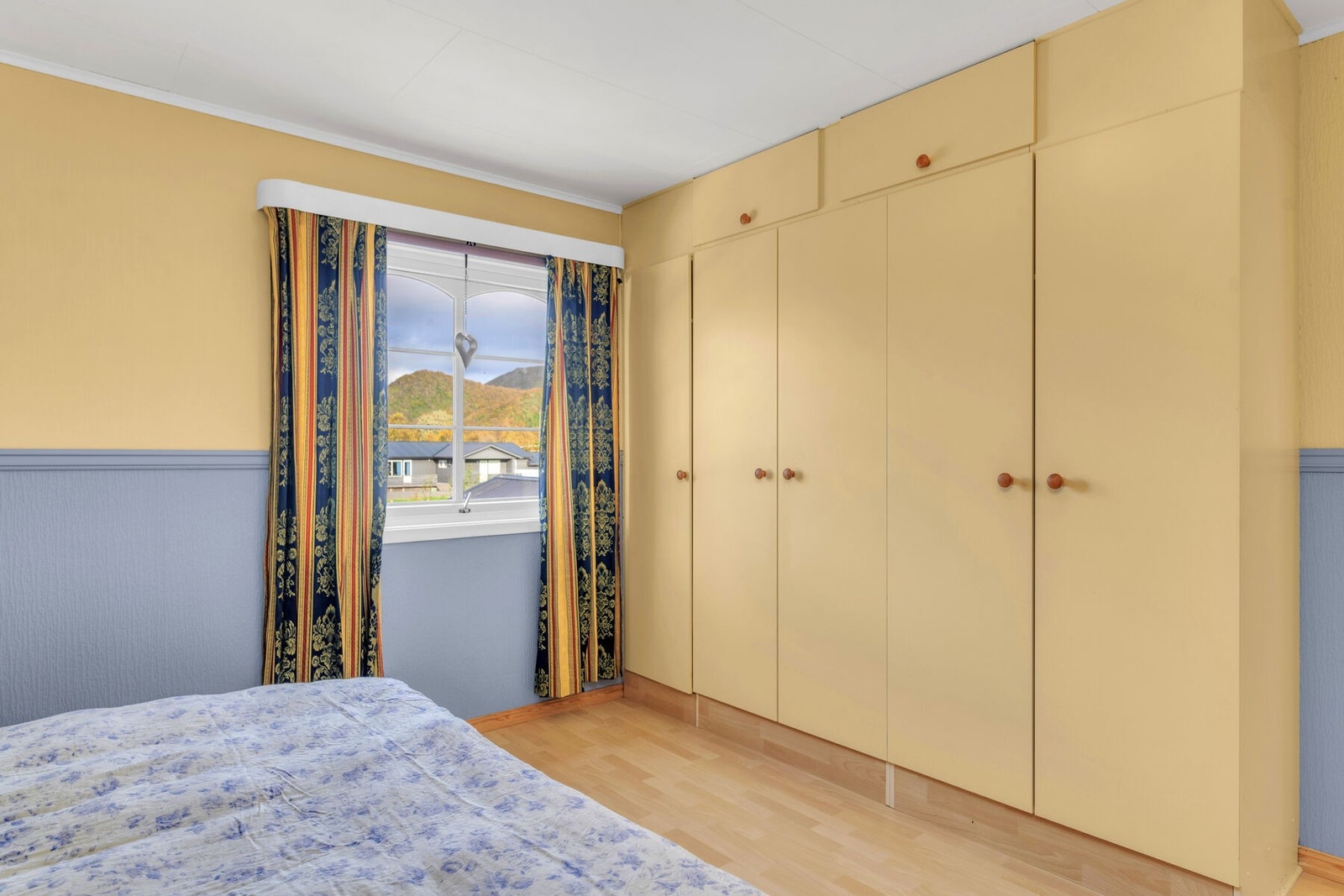 Plassbygde skap sørger for rikelig med oppbevaringsplass på hovedsoverommet. Galleribilde