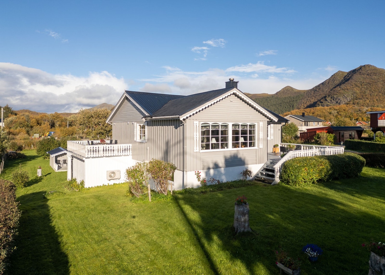 Boligen som ble oppført i 1977 holder normal standard iht. byggeår, og er jevnlig vedlikeholdt. Galleribilde