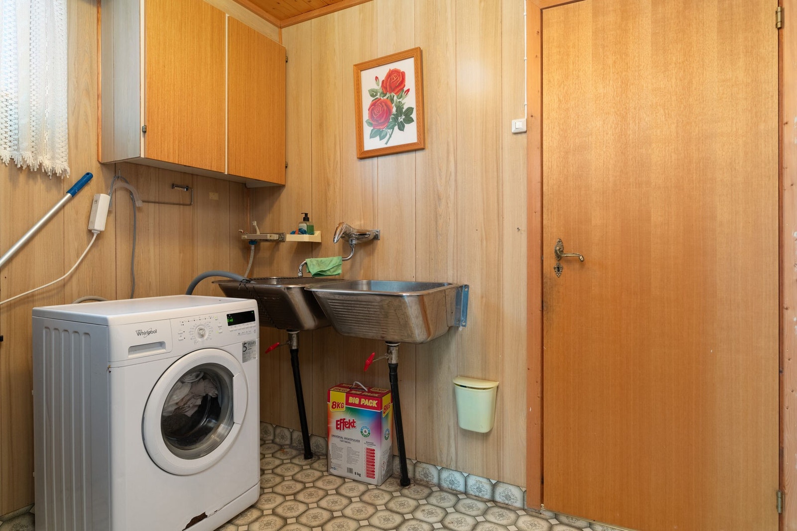 Separat vaskerom med opplegg for vaskemaskin og skyllekar i stål. Galleribilde