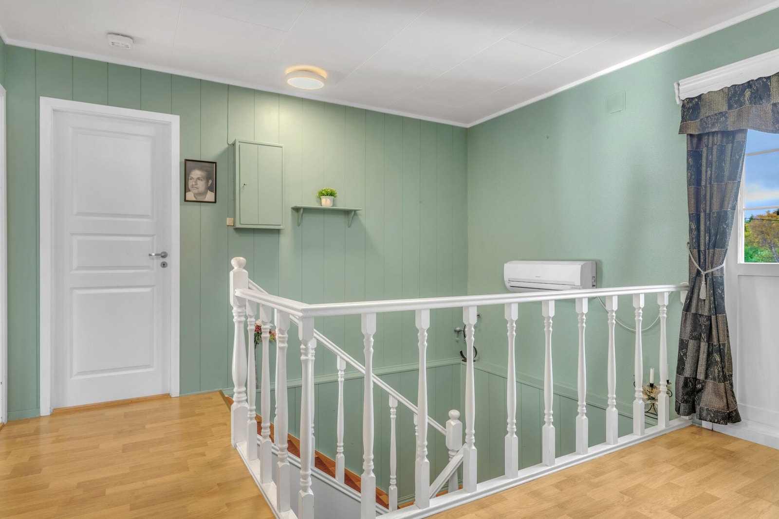 Trappegang 2. etasje. Skiftet sikringsskap i 2022 til automatsikringer, og i 2021 ble det utført tilsyn med el-anlegget. Galleribilde