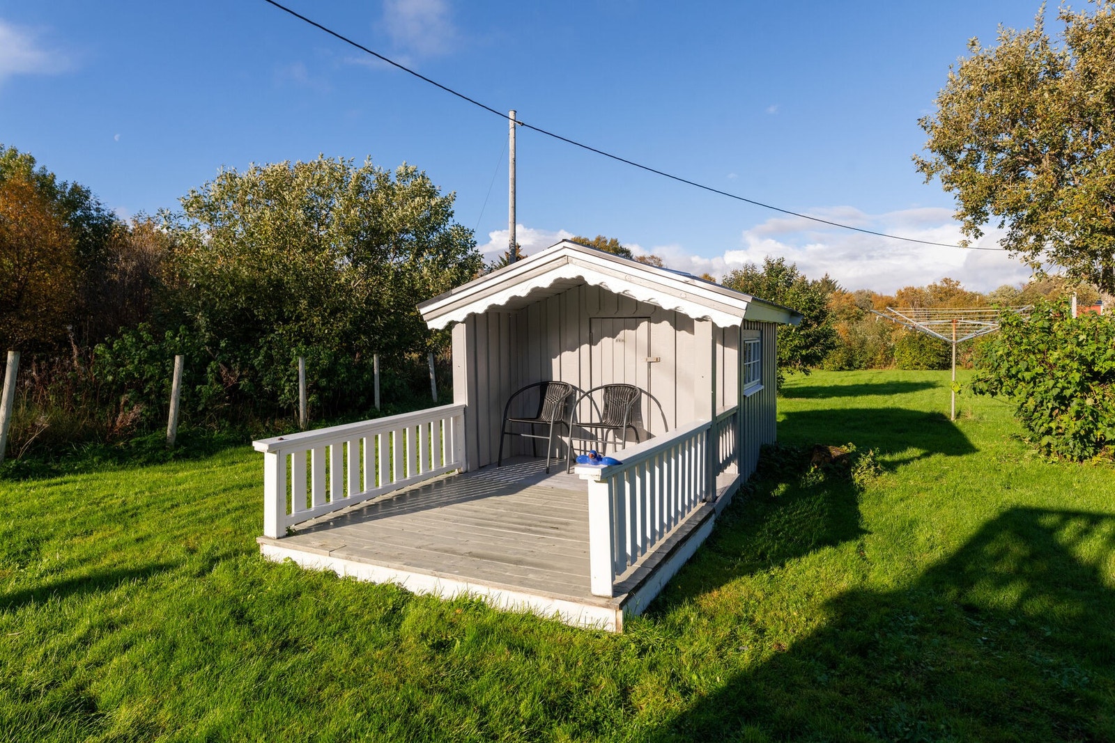 Dukkehus i hagen. Galleribilde