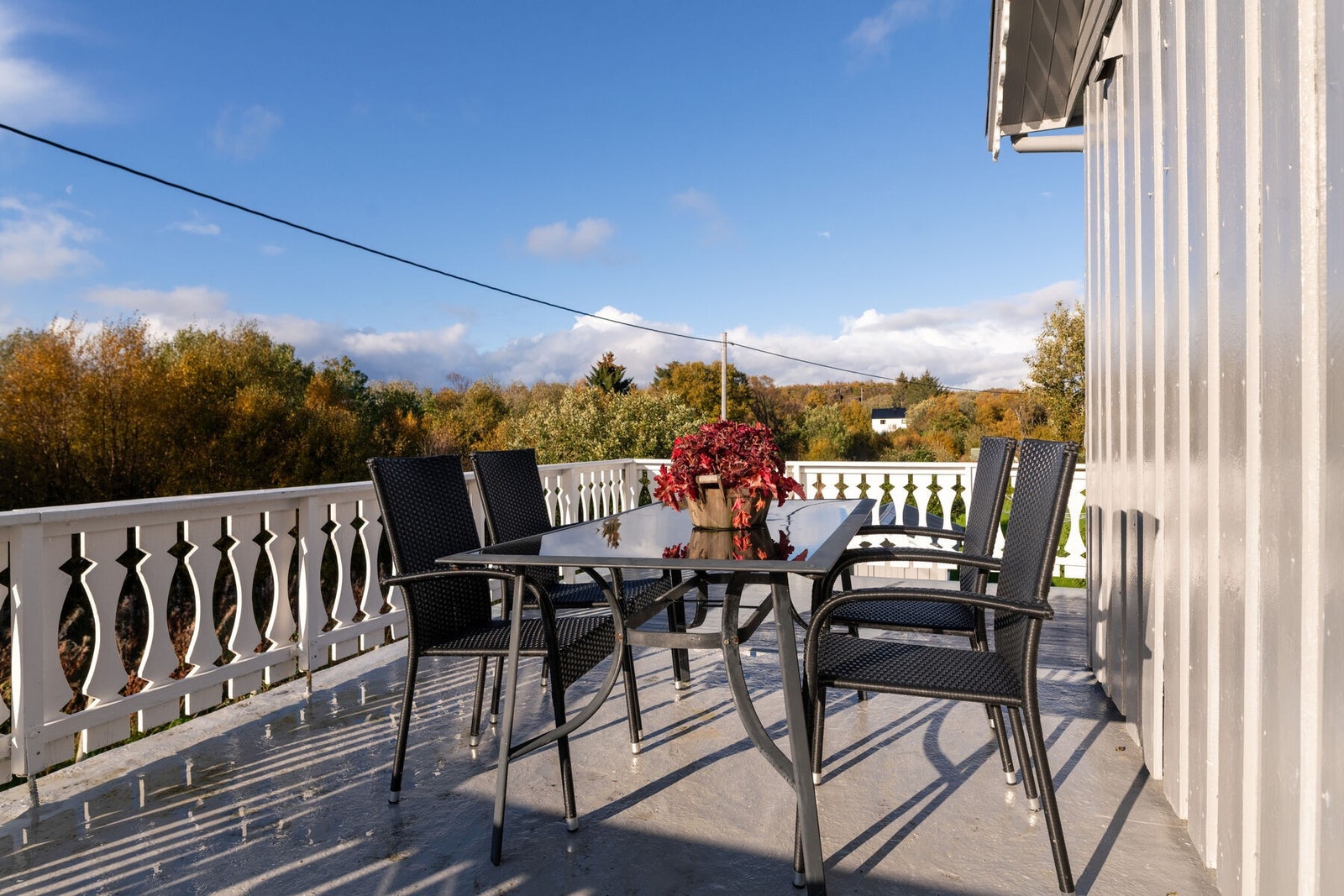 Vestvendt terrasse hvor du kan nyte kveldssol, samt utsikt mot natur i flere retninger. Galleribilde