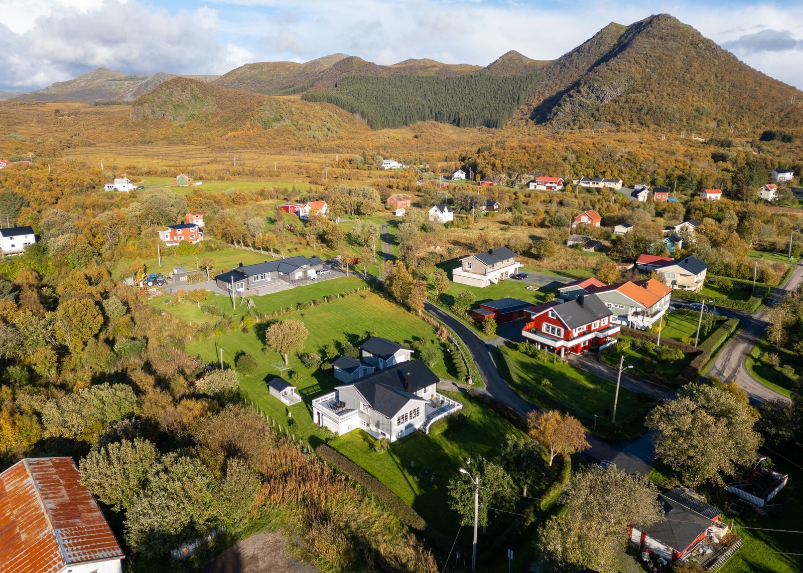 Fra eiendommen er det kort gangavstand til bl.a. barneskole, barnehage og dagligvarebutikk. Galleribilde