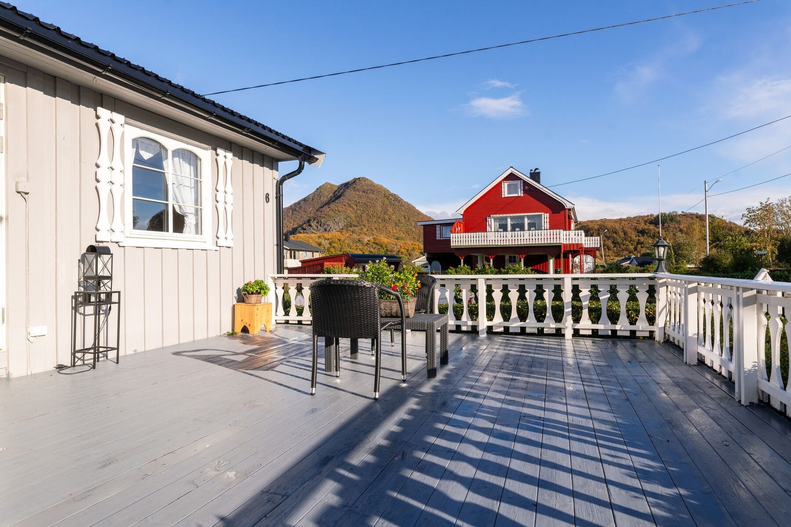 Sørvendt terrasse med utgang fra stuen. Galleribilde