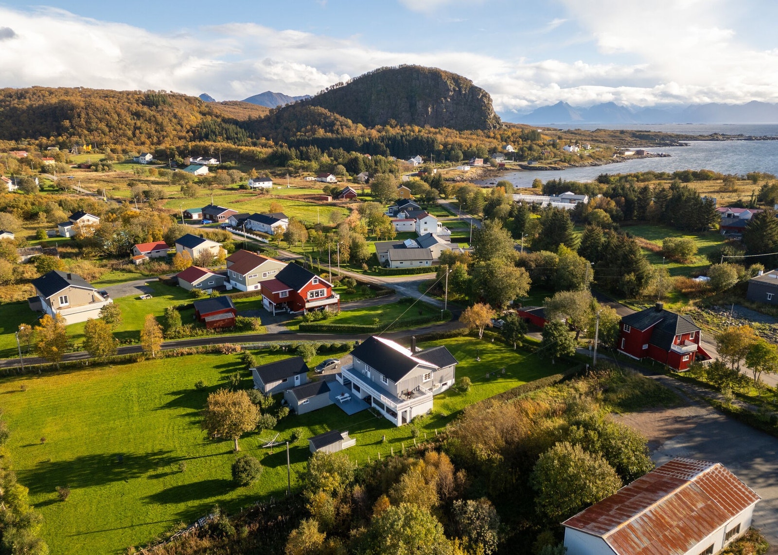 Enebolig med garasje og flott uteområde - 2 stuer, 2 bad og 2 soverom Galleribilde