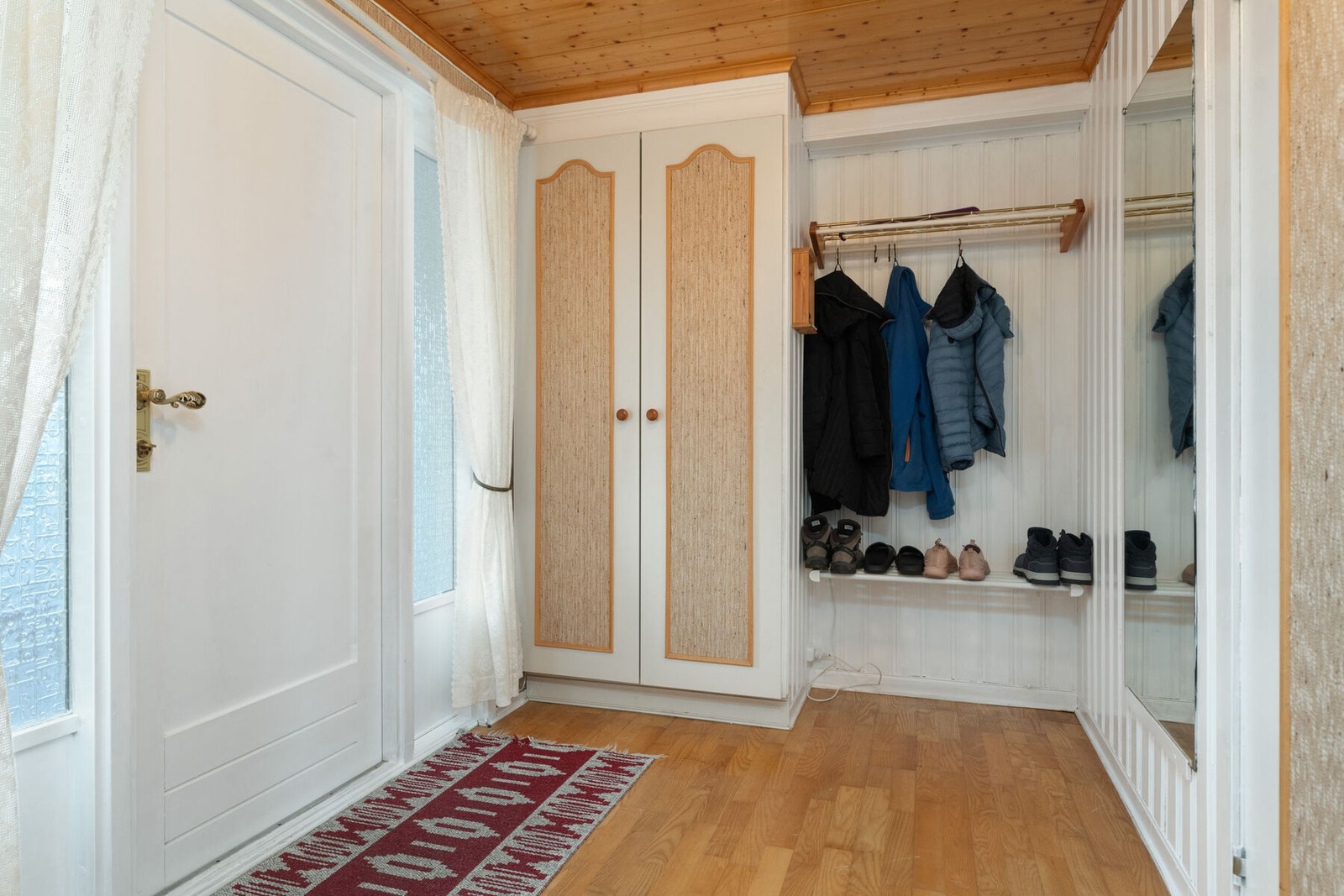 Entré med plass til oppbevaring av yttertøy. Galleribilde