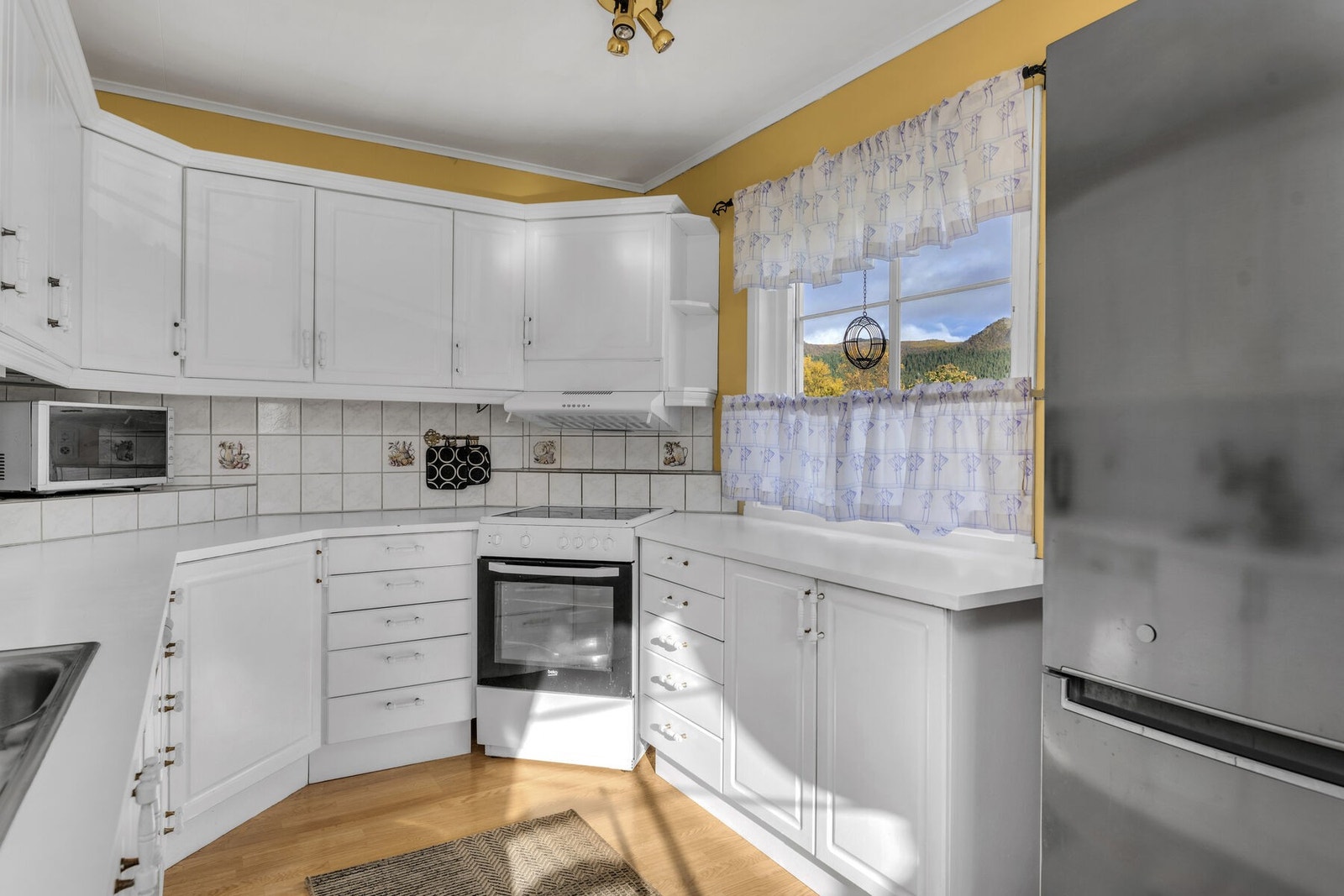 Kjøkkenet har godt med skap- og benkeplass. Galleribilde