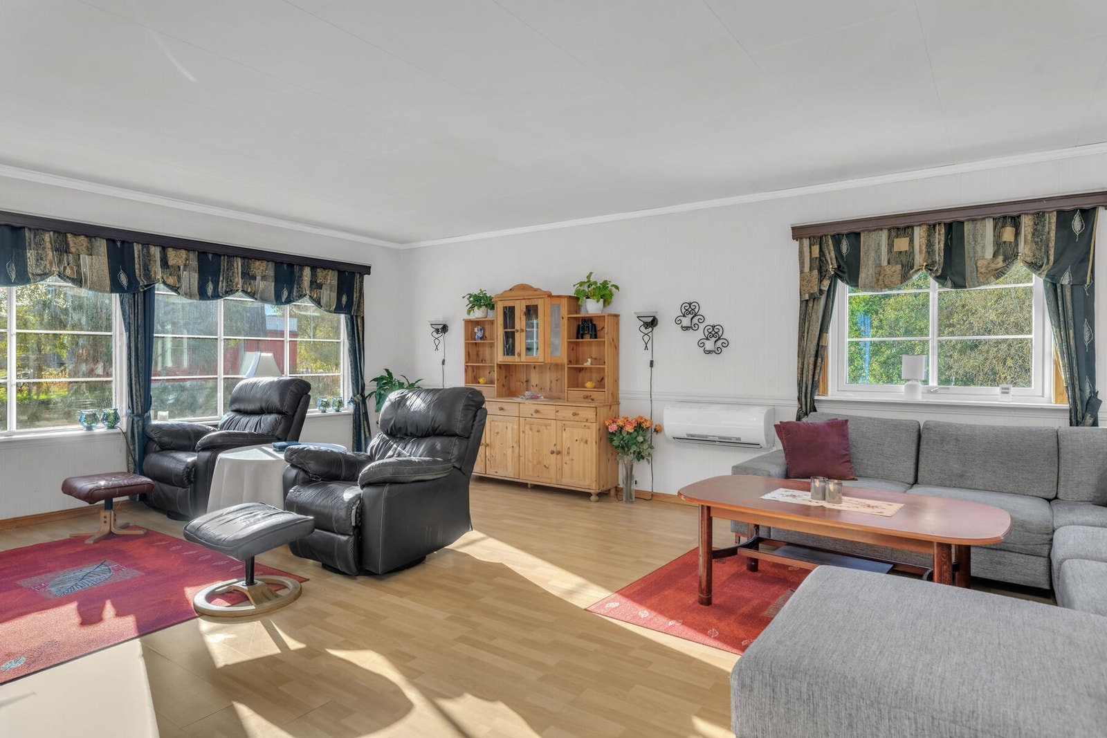 Vindusflatene sørger for rikelig med naturlig lysinnslipp. Galleribilde