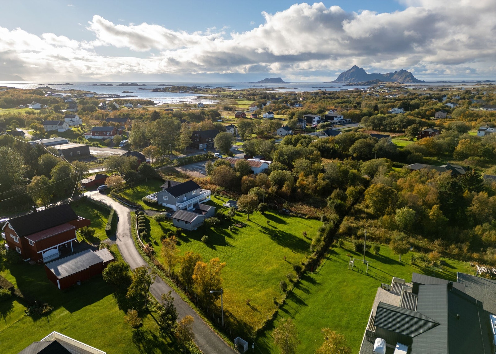 Eiendommen har sentral beliggenhet på Steine i Bø med kort gangavstand til hverdagsfasiliteter. Galleribilde