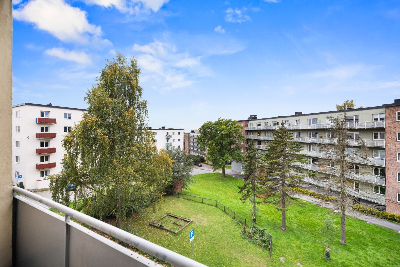 Hyggelig utsyn over nabolaget fra balkongen. Galleribilde