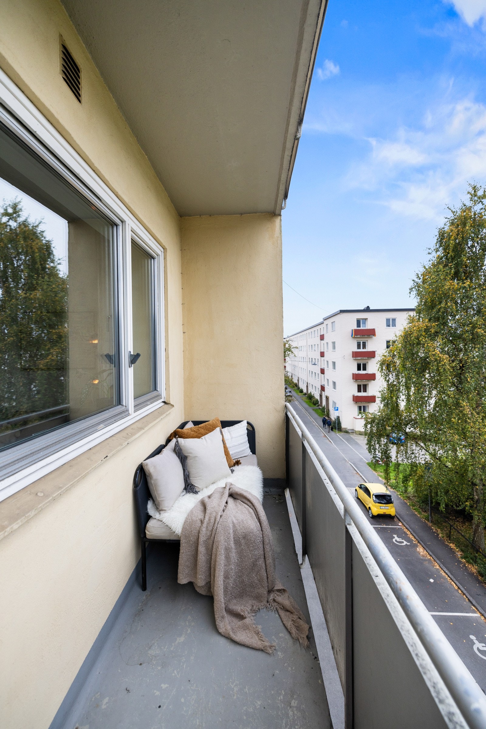 Balkongen er på ca. 4 kvm med plass til utemøblement. Galleribilde