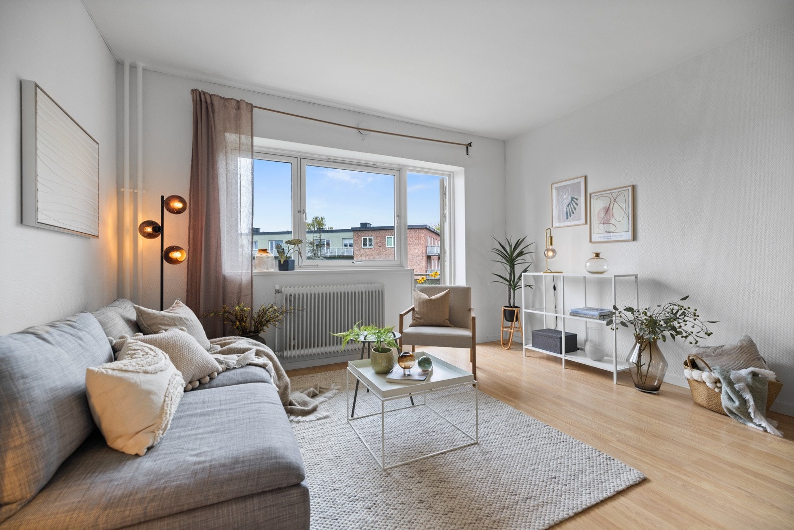 Her får du en praktisk planløsning, god størrelse på rommene og rikelig med oppbevaringsmuligheter! Galleribilde