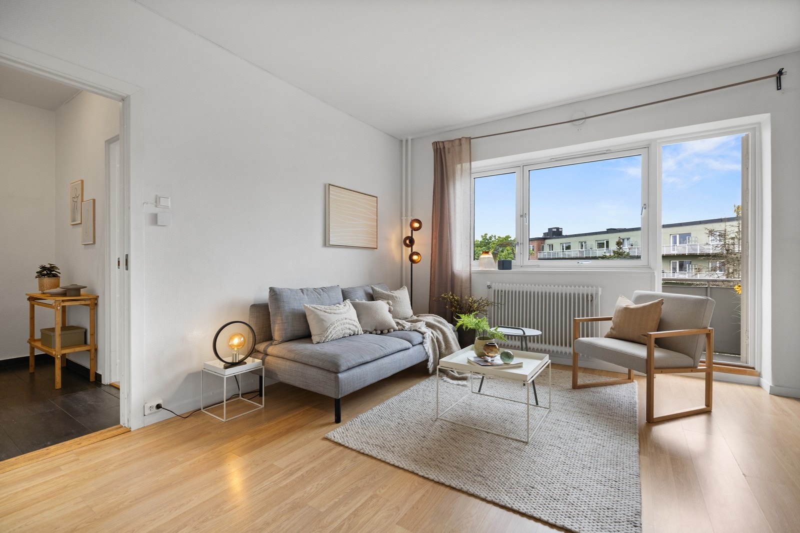 Leiligheten har store vindusflater som slipper inn rikelig med naturlig lys og gir fint utsyn fra rommene. Galleribilde