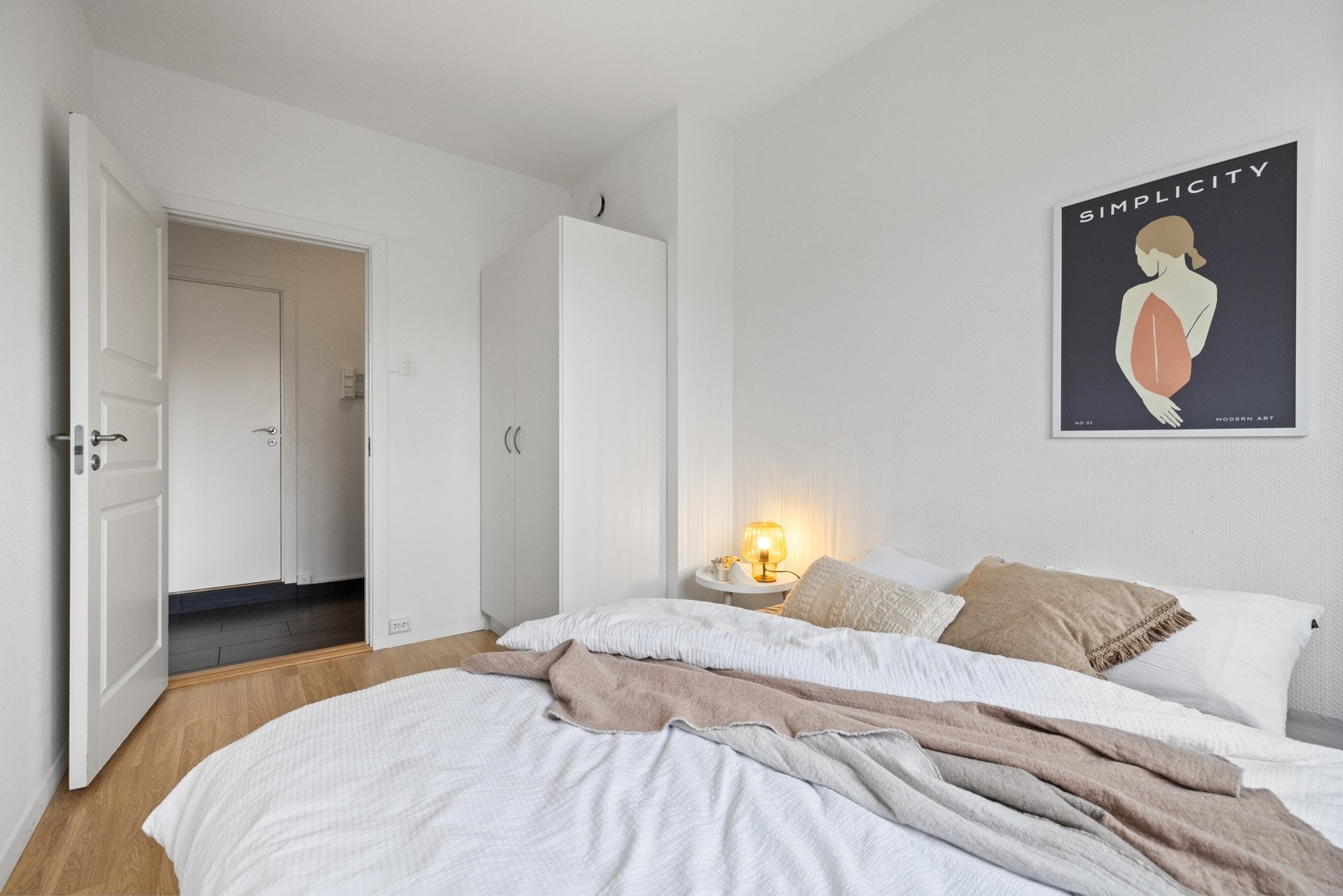 Godt med oppbevaringsplass i garderobeskap. Galleribilde