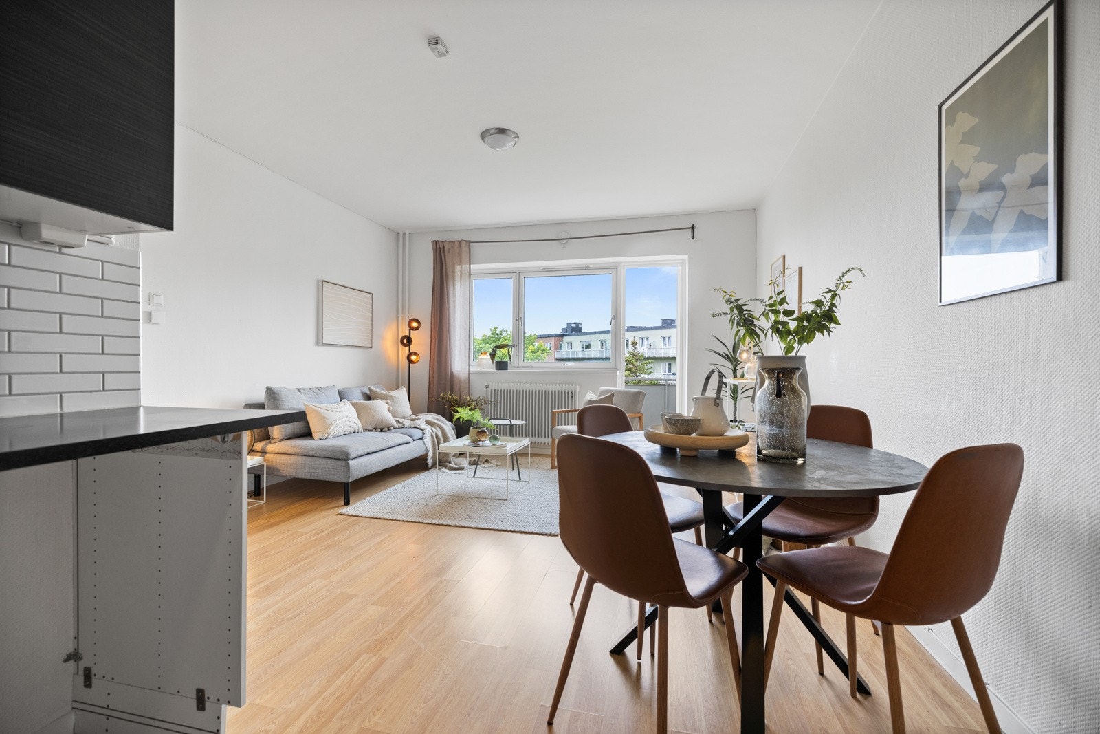 Det er rikelig med plass til spisebord og stoler. Galleribilde