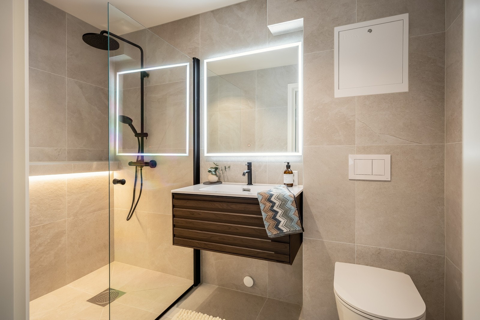 Badet ligger med inngang fra entréen, og er på 3,9 kvm. Totaloppusset i 2024, og har flis på gulv med varmekabler, flis på vegger og malt slett himling med downlights. Galleribilde