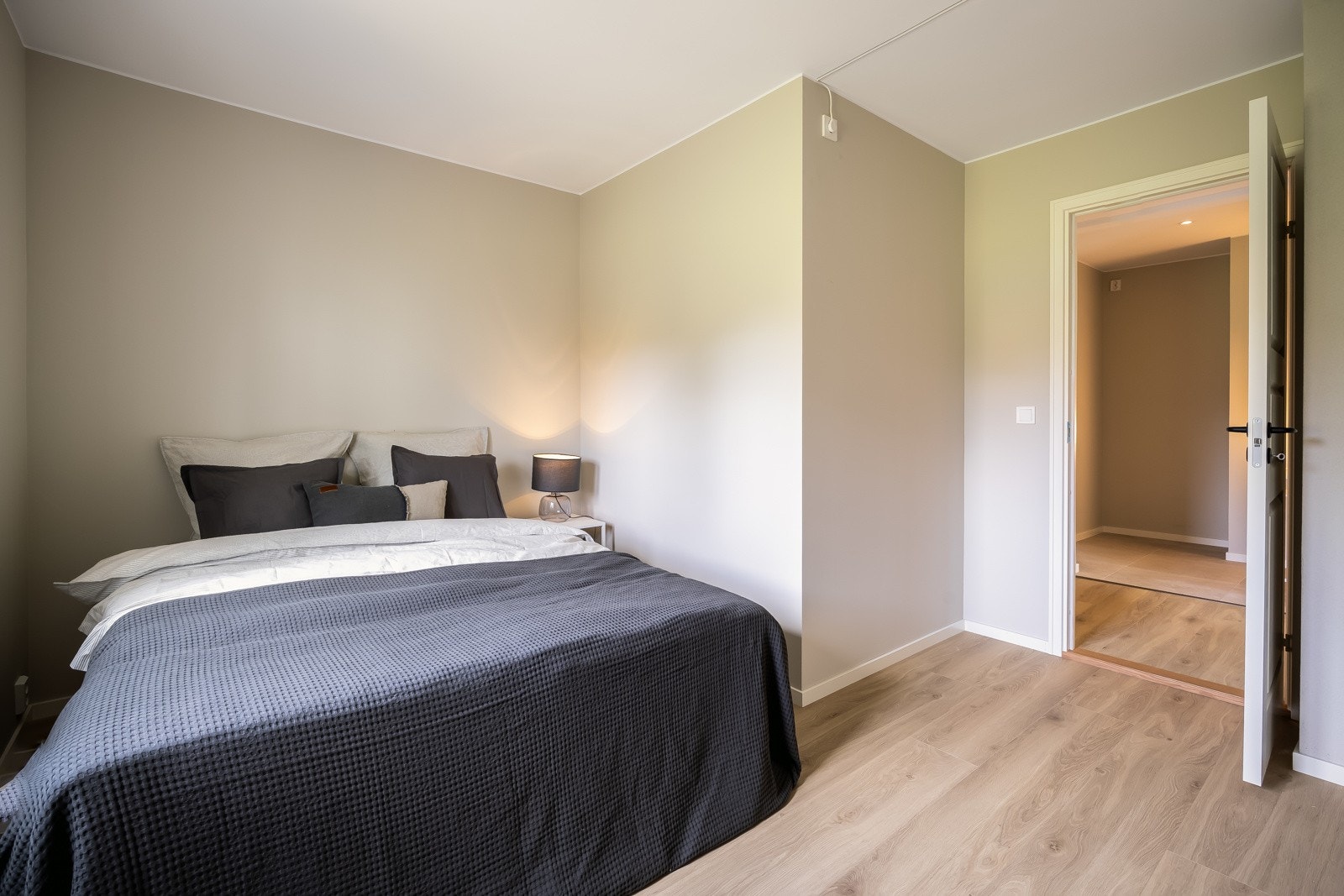 Felles for alle soverommene, er at de vender ut mot et rolig område som er felles for borettslaget. Galleribilde