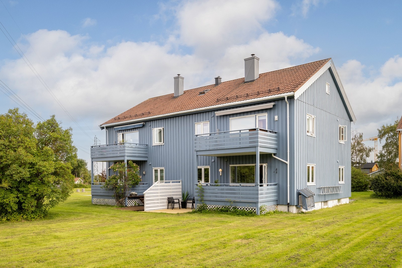 Den barnevennlige beliggenheten forsterkes av flere lekeplasser i nærheten og et idrettsanlegg ca. 500 meter bak huset. Velkommen på visning! Galleribilde
