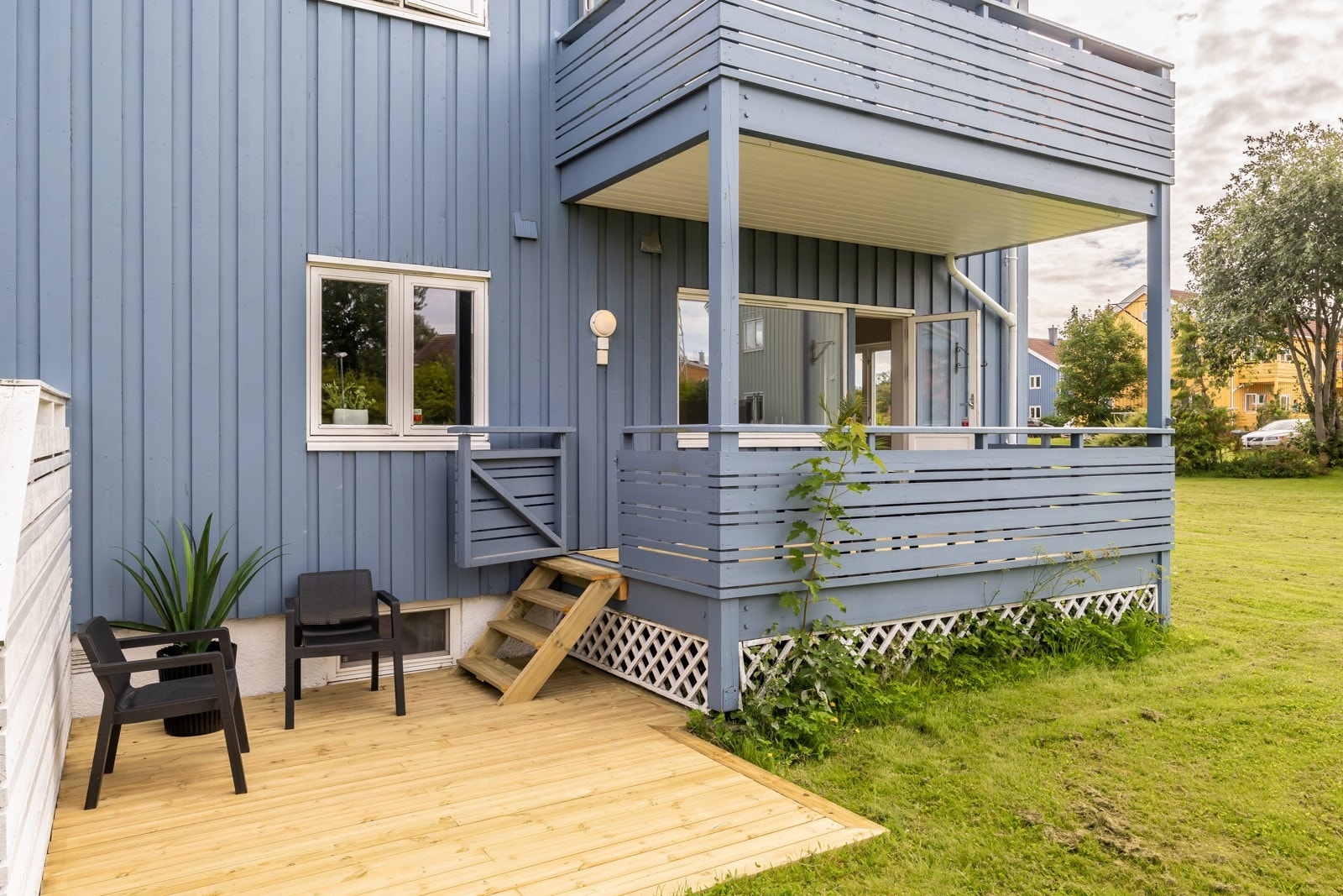 Det er lagt nytt dekke både på verandaen og terrassen i 2024. Galleribilde