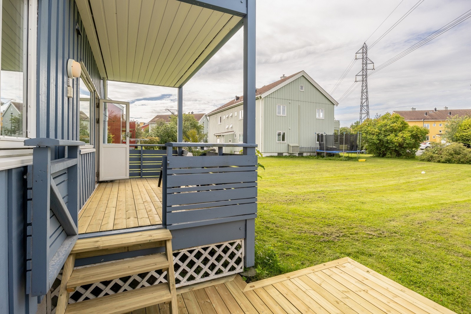 Svært god beliggenhet på Strindheim/Leangen - et rolig og barnevennlig område, kjent for sine store grøntarealer og skjermede plassering. Beliggenheten oppleves som tilbaketrukket, men sentral. Galleribilde